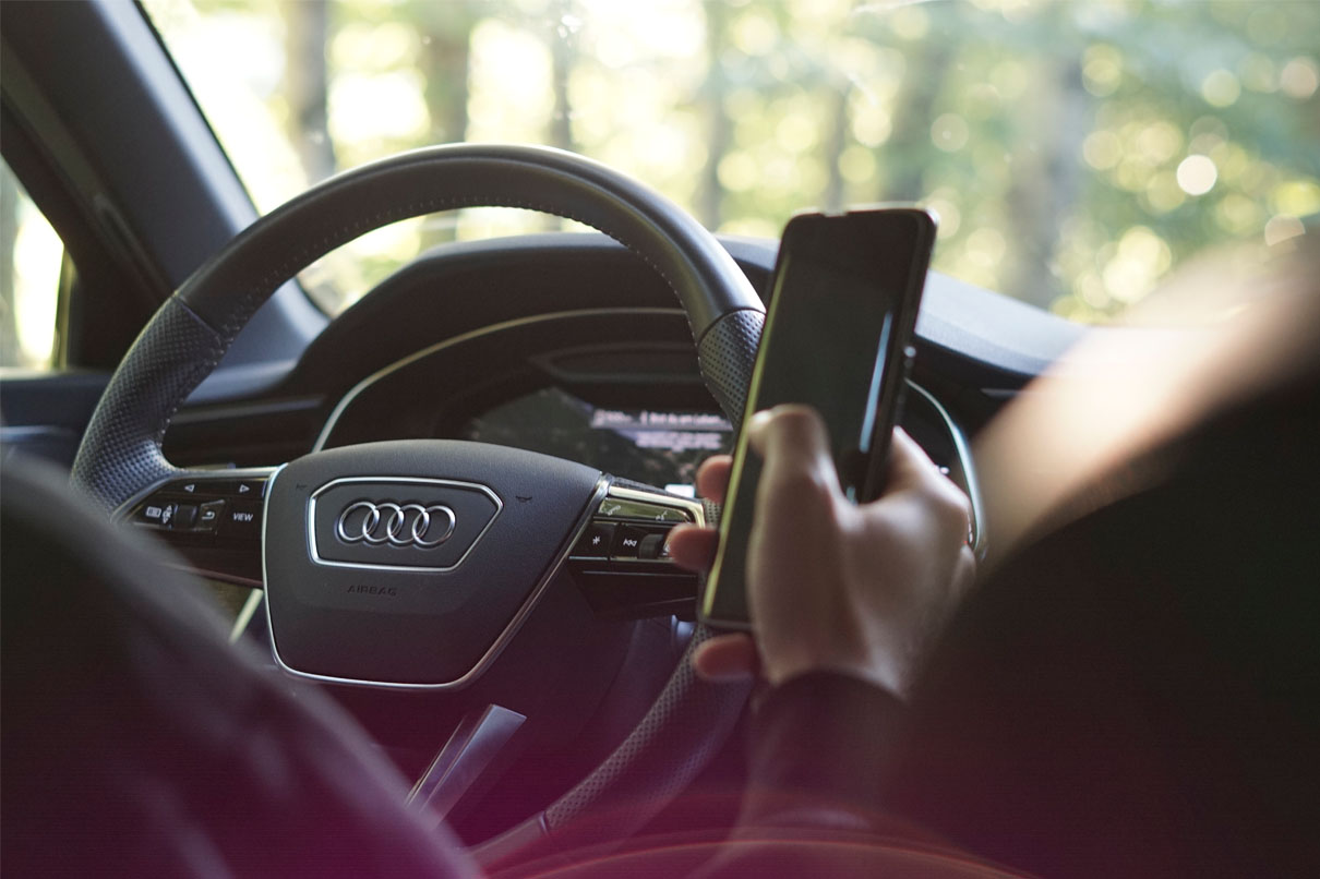 Autoinnenraum mit Fahrer der Carsharing-Handyapp öffnet